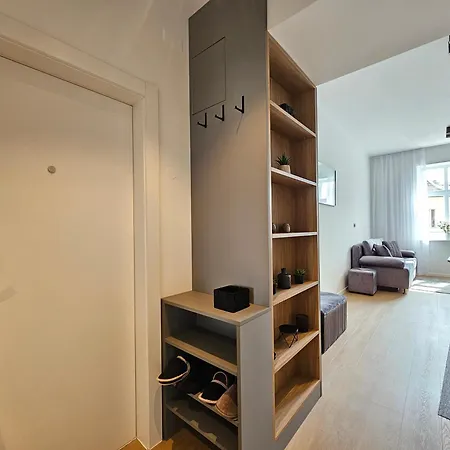 Elegant Teo Touras In Old Town * Λιουμπλιάνα