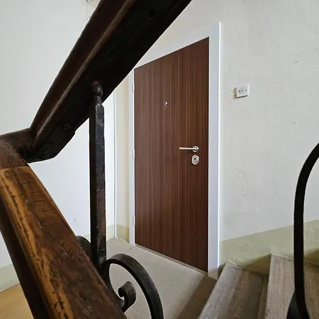 Elegant Teo Touras In Old Town Λιουμπλιάνα