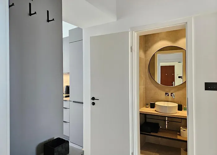 Elegant Teo Touras In Old Town ليوبليانا